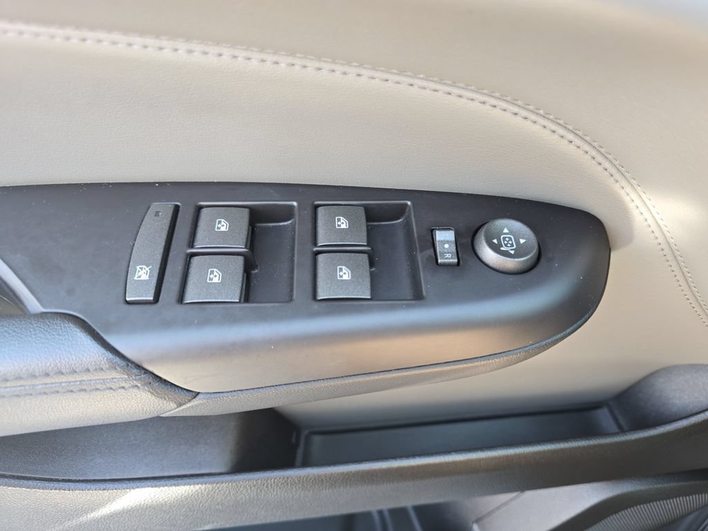 Used 2011 RADIANT SILVER METALLIC Cadillac Base image 28
