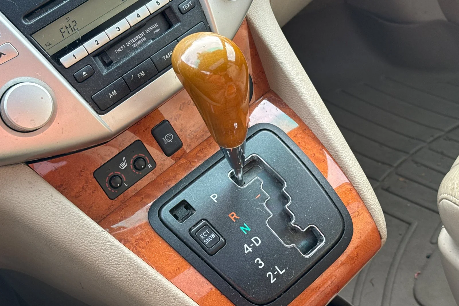 Used 2004  Lexus  image 19
