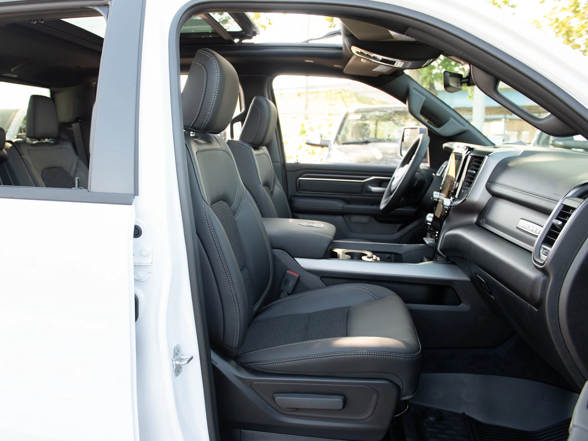 New 2026 White RAM Sport* Crew Cab 4x4, Panoramic Sunroof, Heated Seats/Wheel, Nav image 26