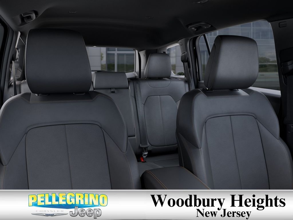 New 2026 Diamond Black Crystal Pearl-Coat Exterior Paint Jeep Limited image 26