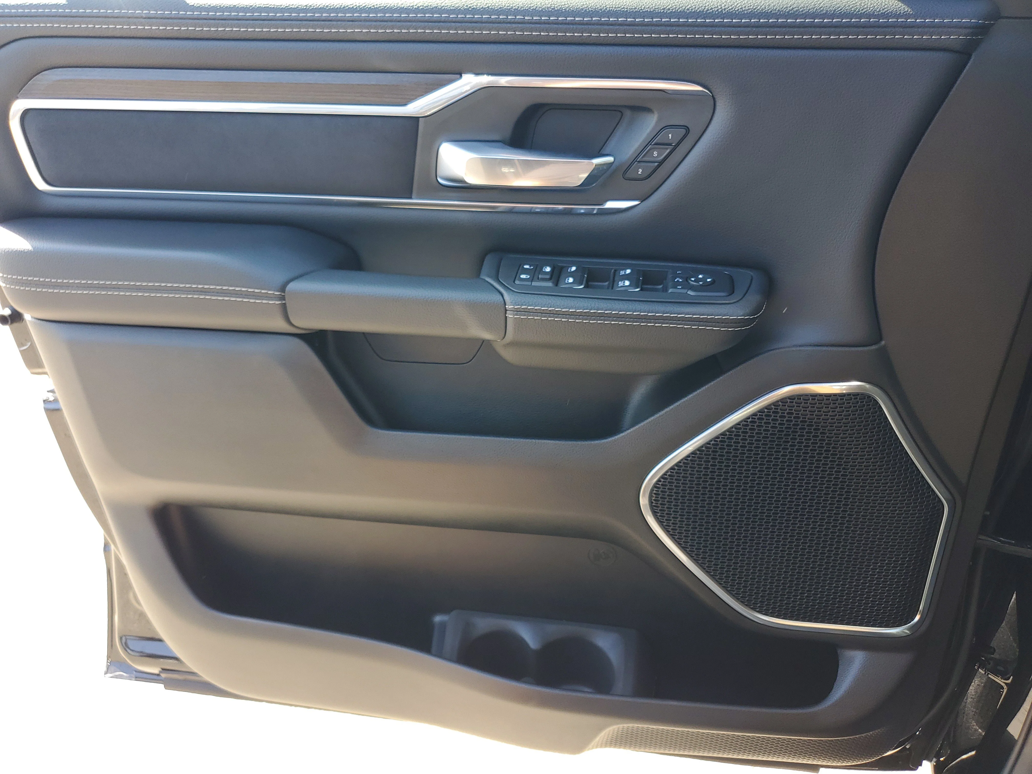 New 2026 Diamond Black Crystal Pearl-Coat Exterior Paint RAM Laramie image 25