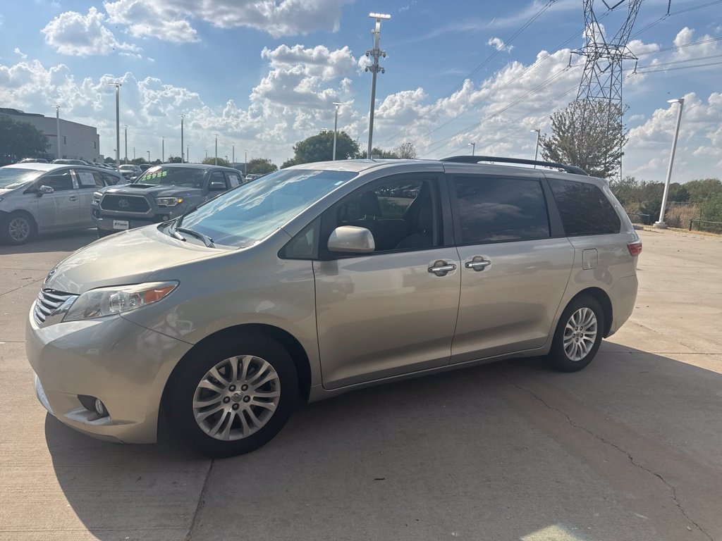 Used 2015  Toyota XLE image 2