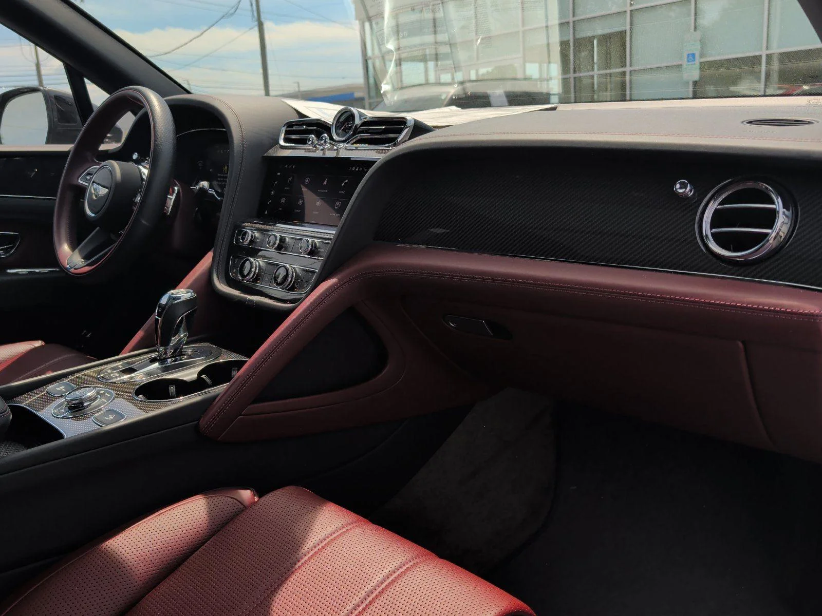 Used 2022  Bentley V8 image 2