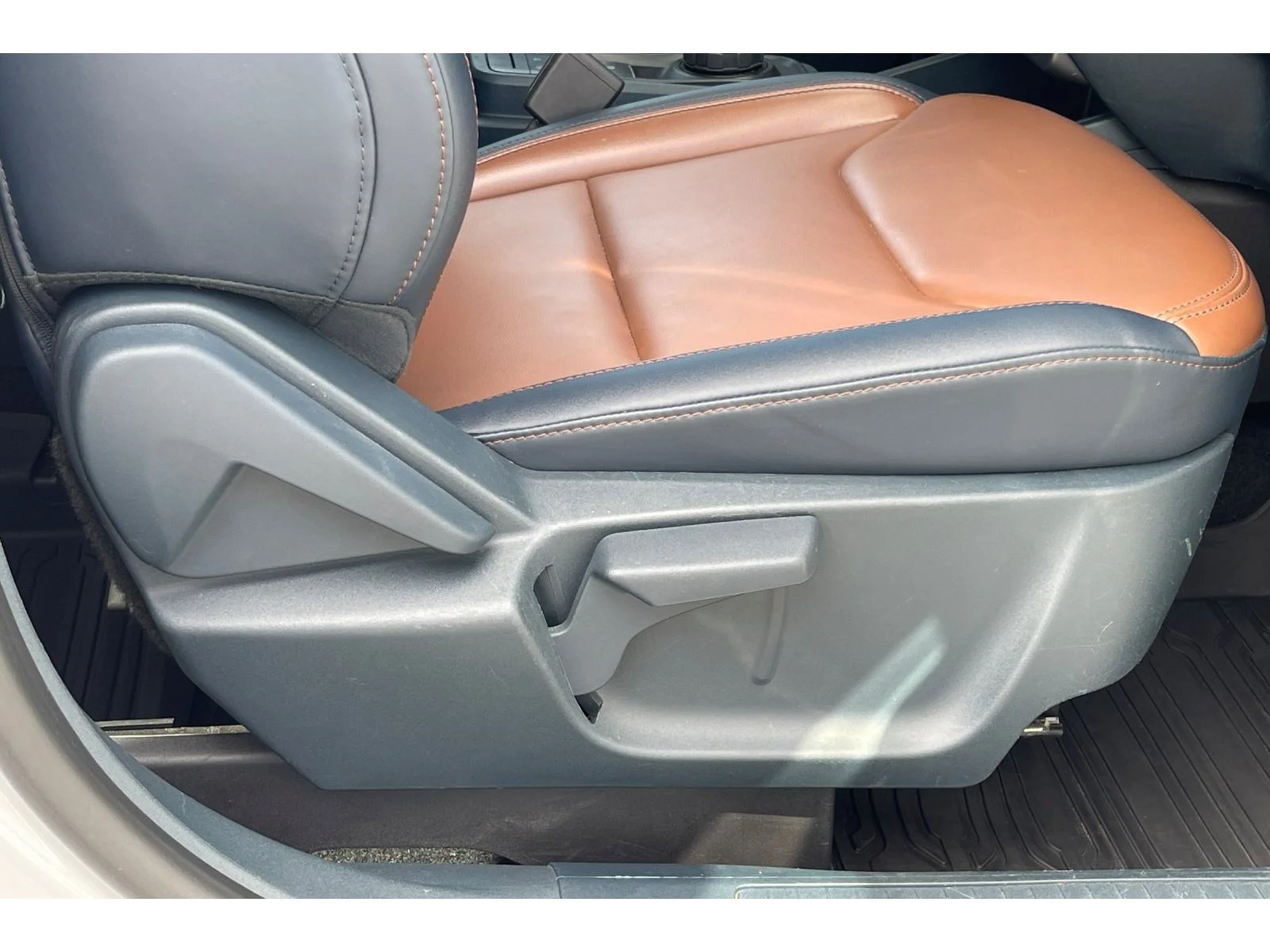 Used 2023 Oxford White Ford LARIAT image 21