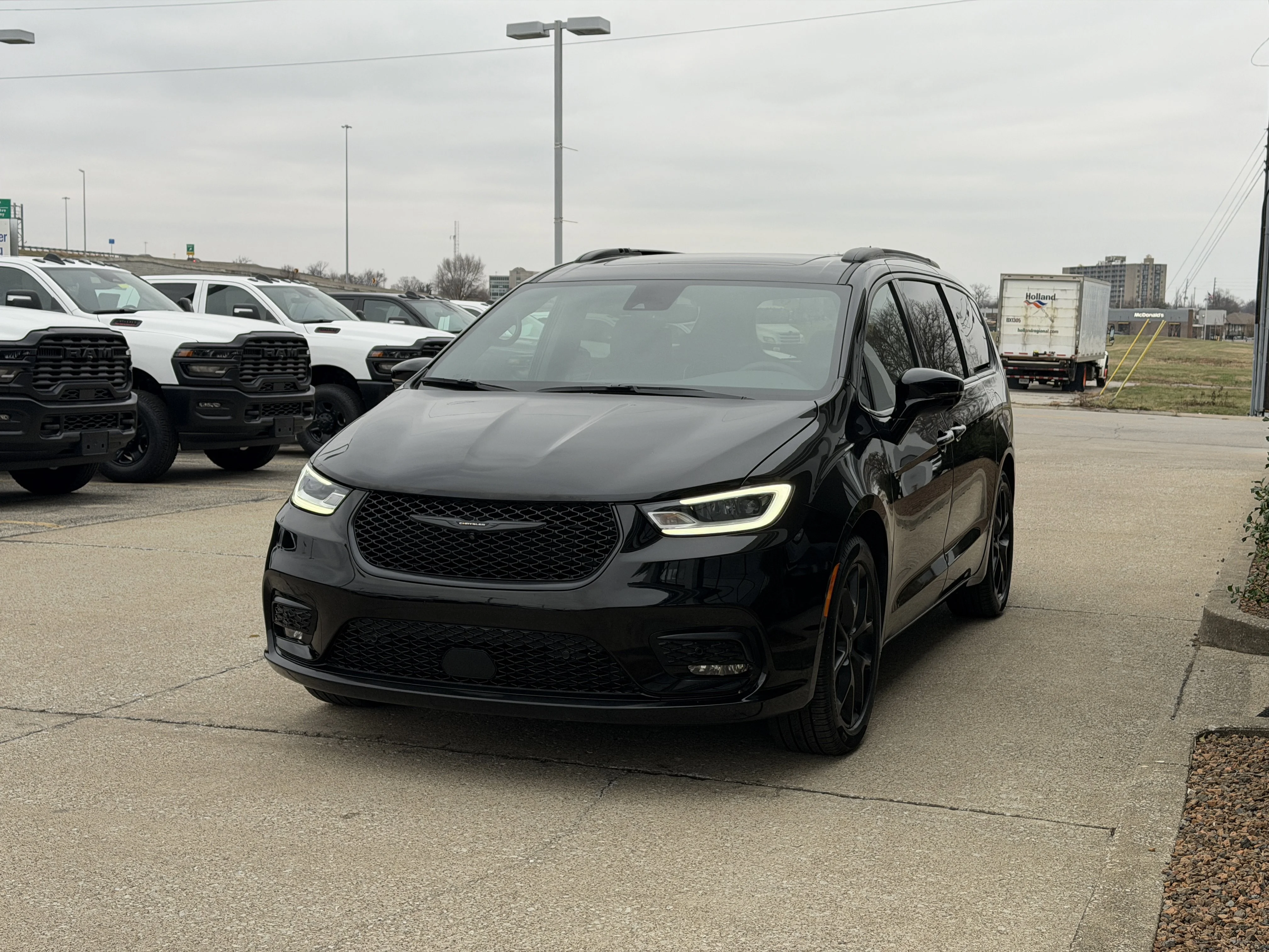 2026 Chrysler Pacifica Limited - Photo 16