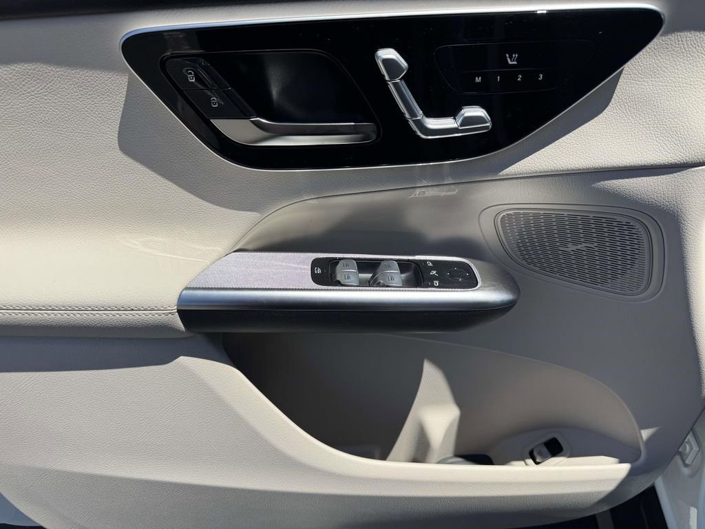 New 2026 Polar White Mercedes-Benz GLC 300 image 17