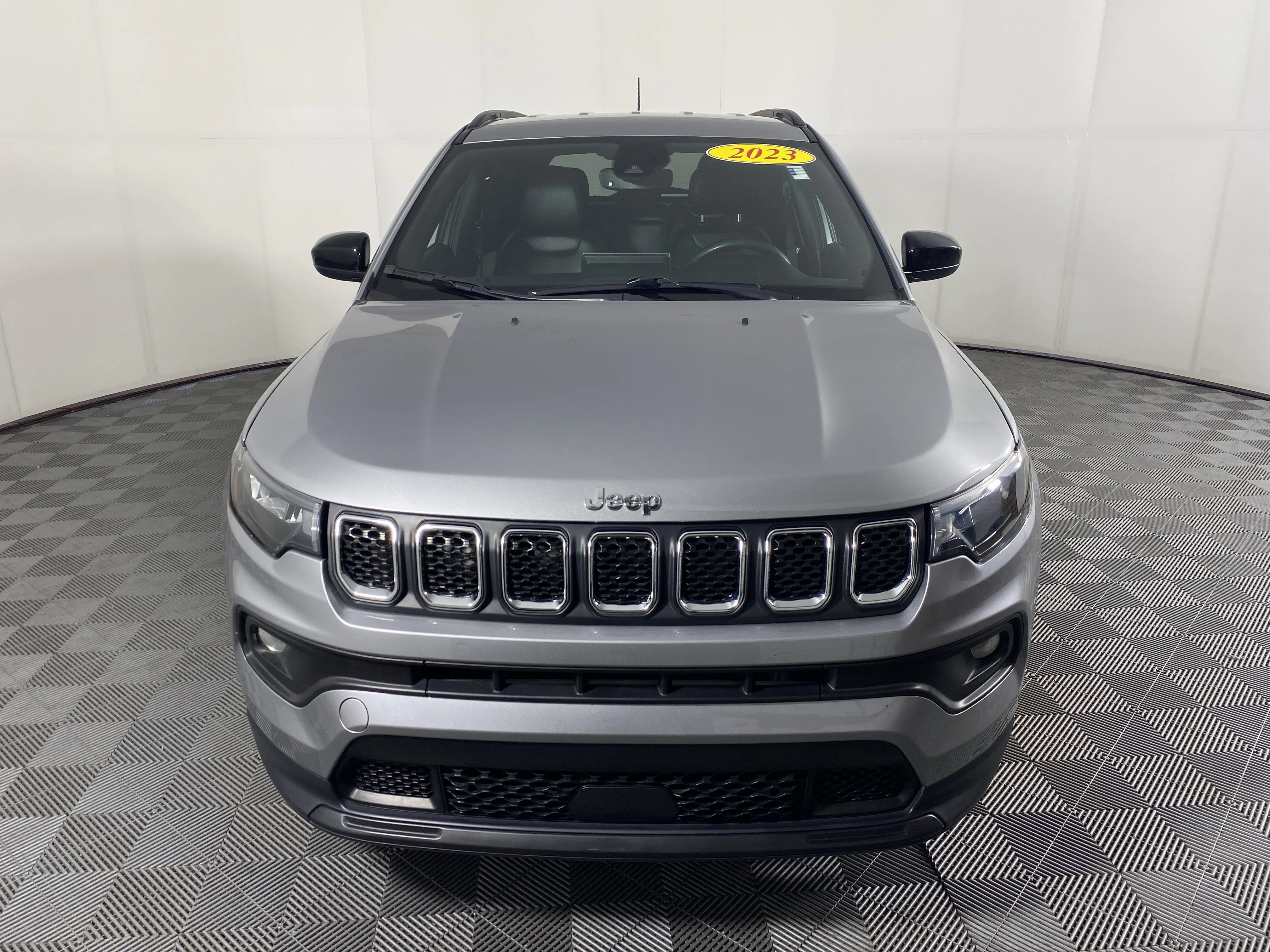 Used 2023 Billet Silver Metallic Clearcoat Jeep Latitude image 11