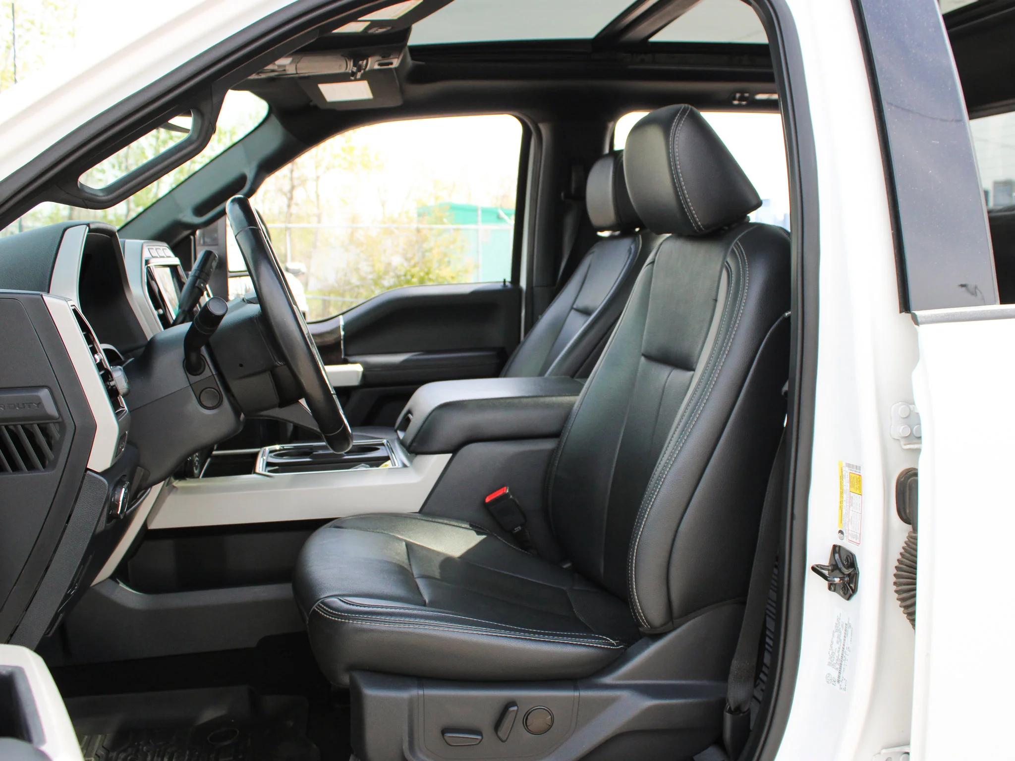 Used 2022 White Ford LARIAT * V8 Diesel | Heated/Vented Seats | Tonneau Cover | Apple CarPlay | Remote Start image 2