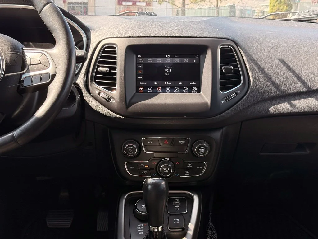 Used 2018 Diamond Black Jeep Latitude image 21