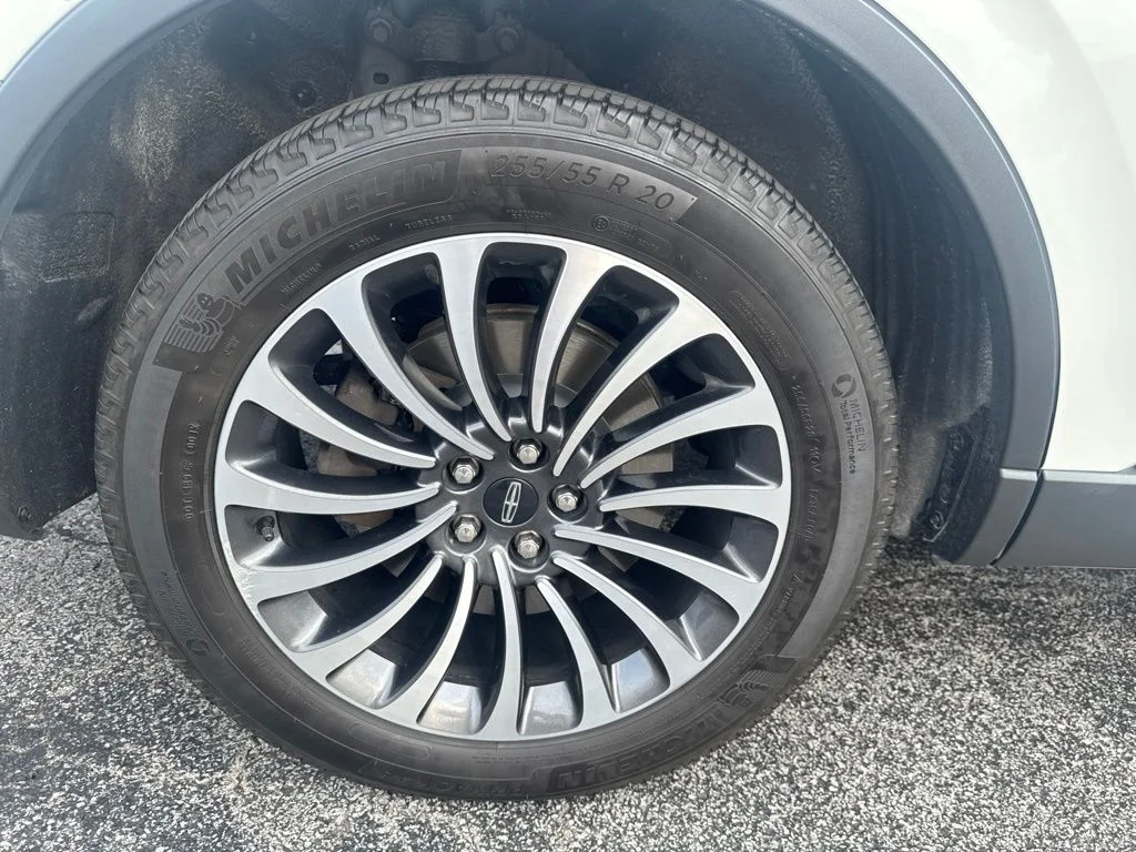 Used 2023 White Metallic Lincoln Standard image 43