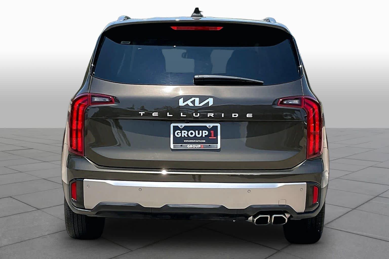 Used 2025 Dark Moss Kia S image 5