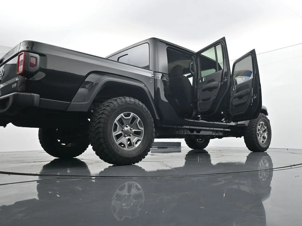 Used 2021 Black Jeep Overland image 29