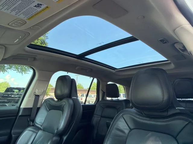 Used 2021 White Lincoln Reserve image 33