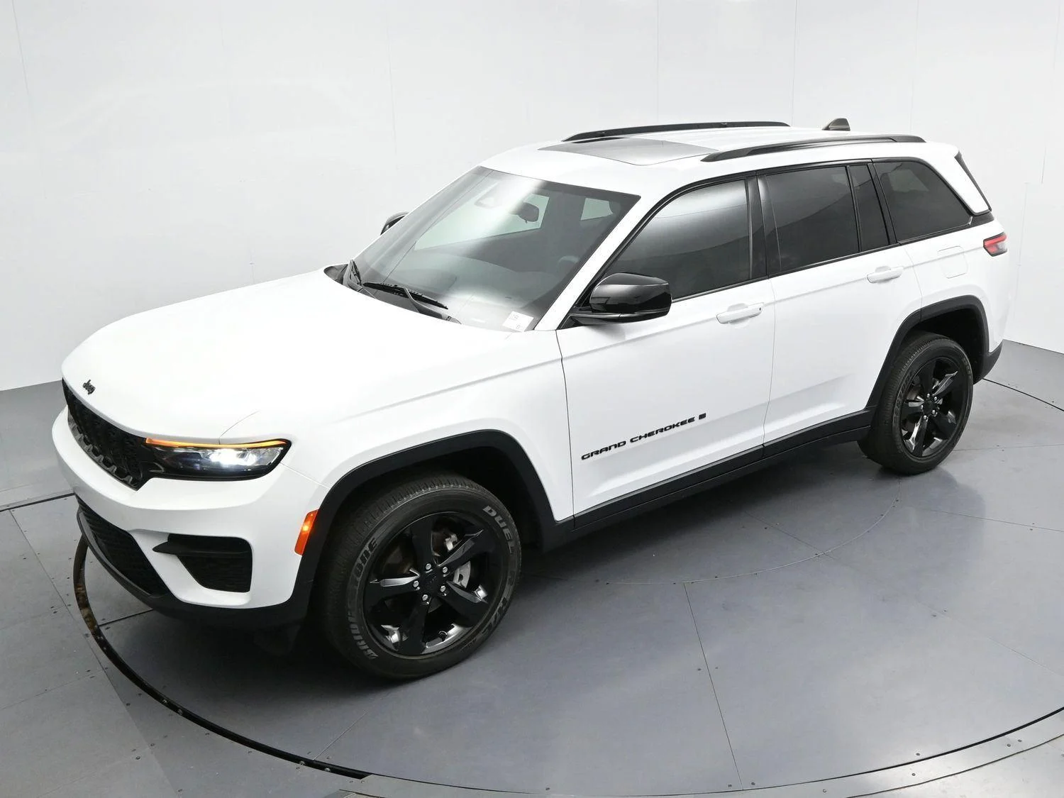 Used 2023 White Jeep Altitude image 34