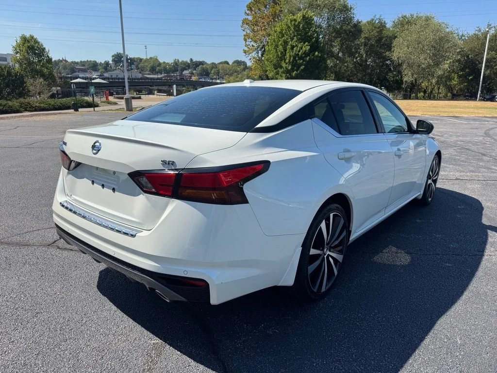 Used 2021 Qab/ White Tricoat Nissan 2.5 SR image 8