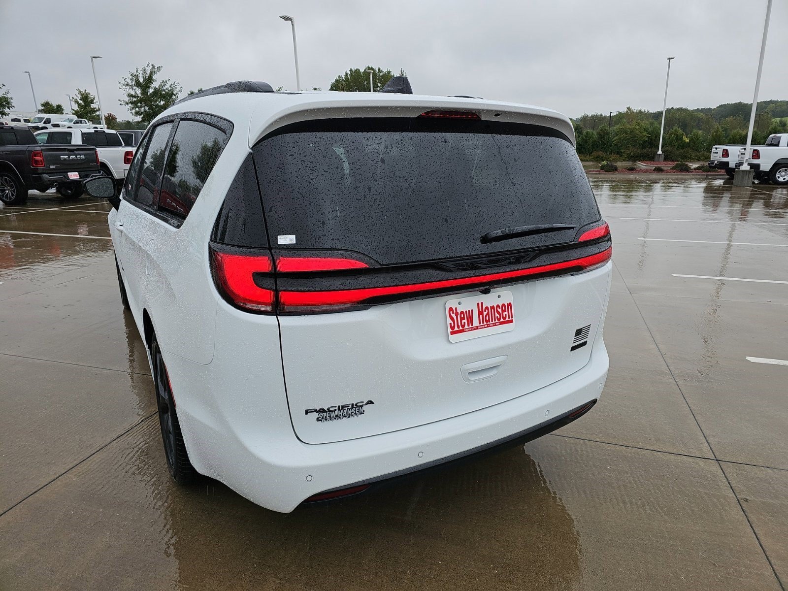 New 2027 Bright White Clearcoat Chrysler Select image 3