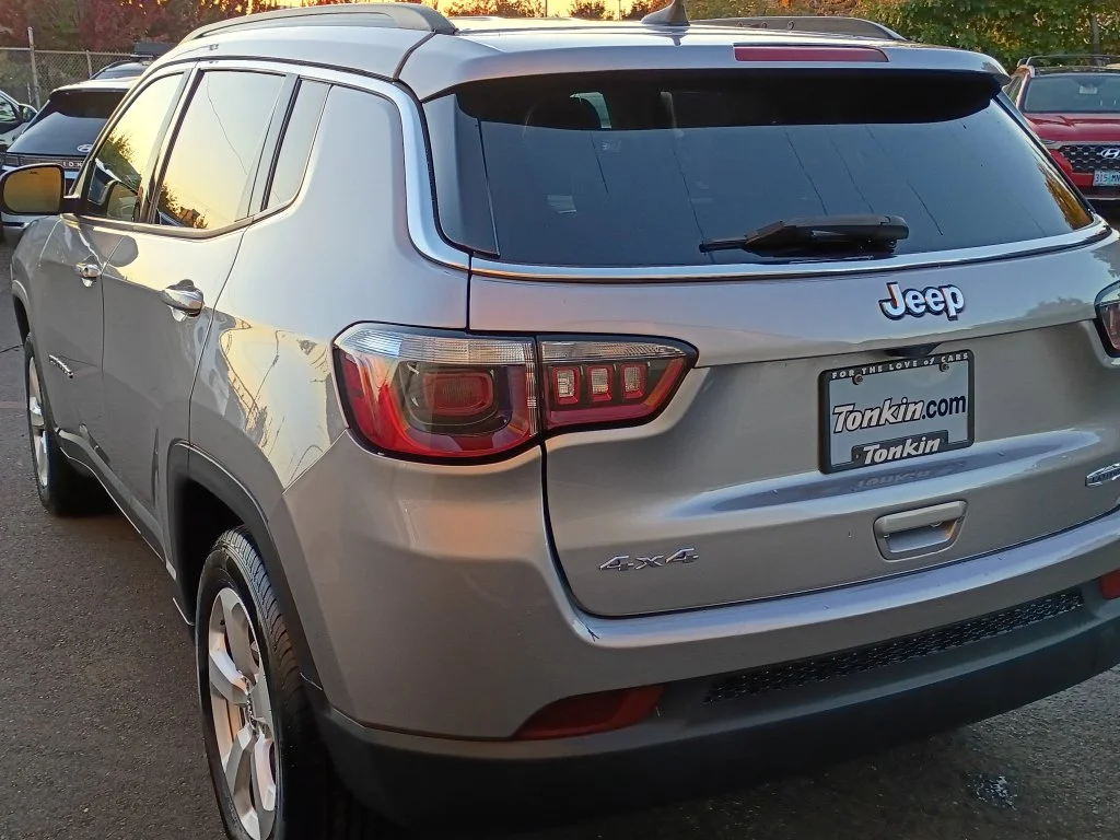 Used 2018 Billet Silver Metallic Clearcoat Jeep Latitude image 7