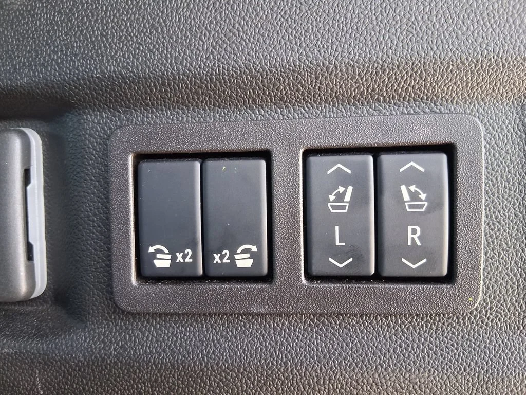 Used 2025 Sterling Metallic GMC AT4 image 7