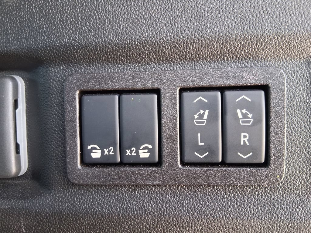 Used 2025 Sterling Metallic GMC AT4 image 7