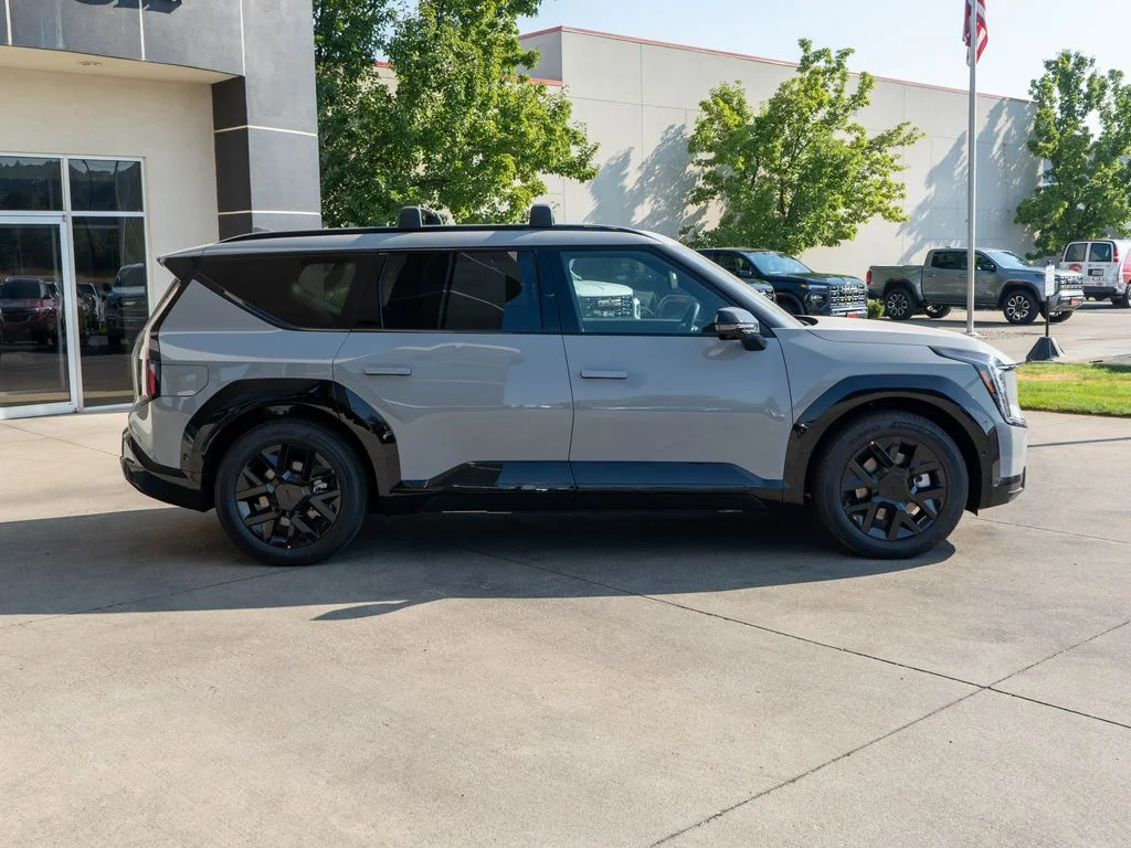 New 2026 Wolf Gray Kia Land AWD image 8