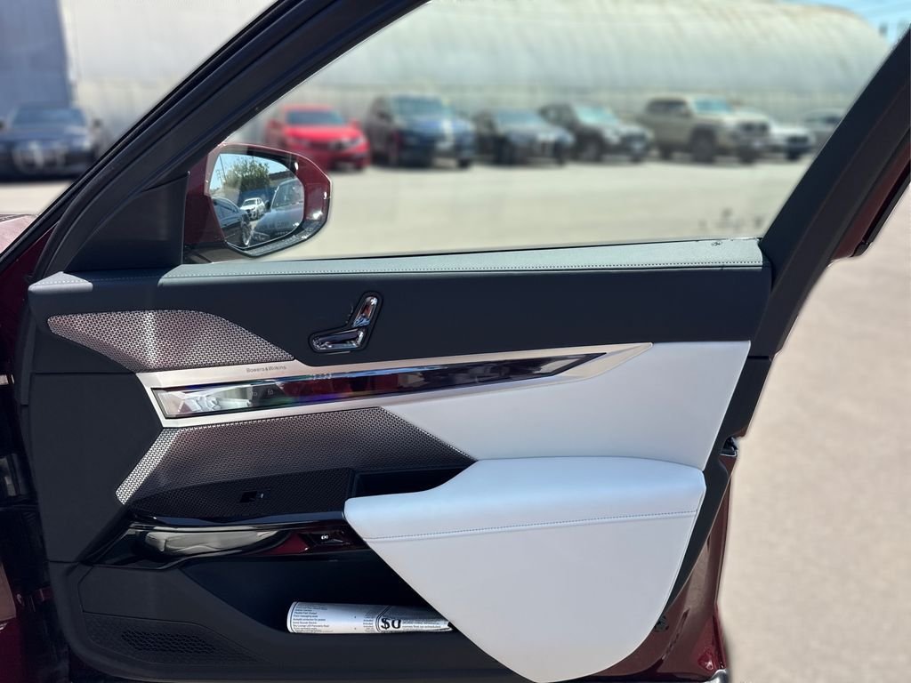2025 BMW 7 Series 750e - Photo 27