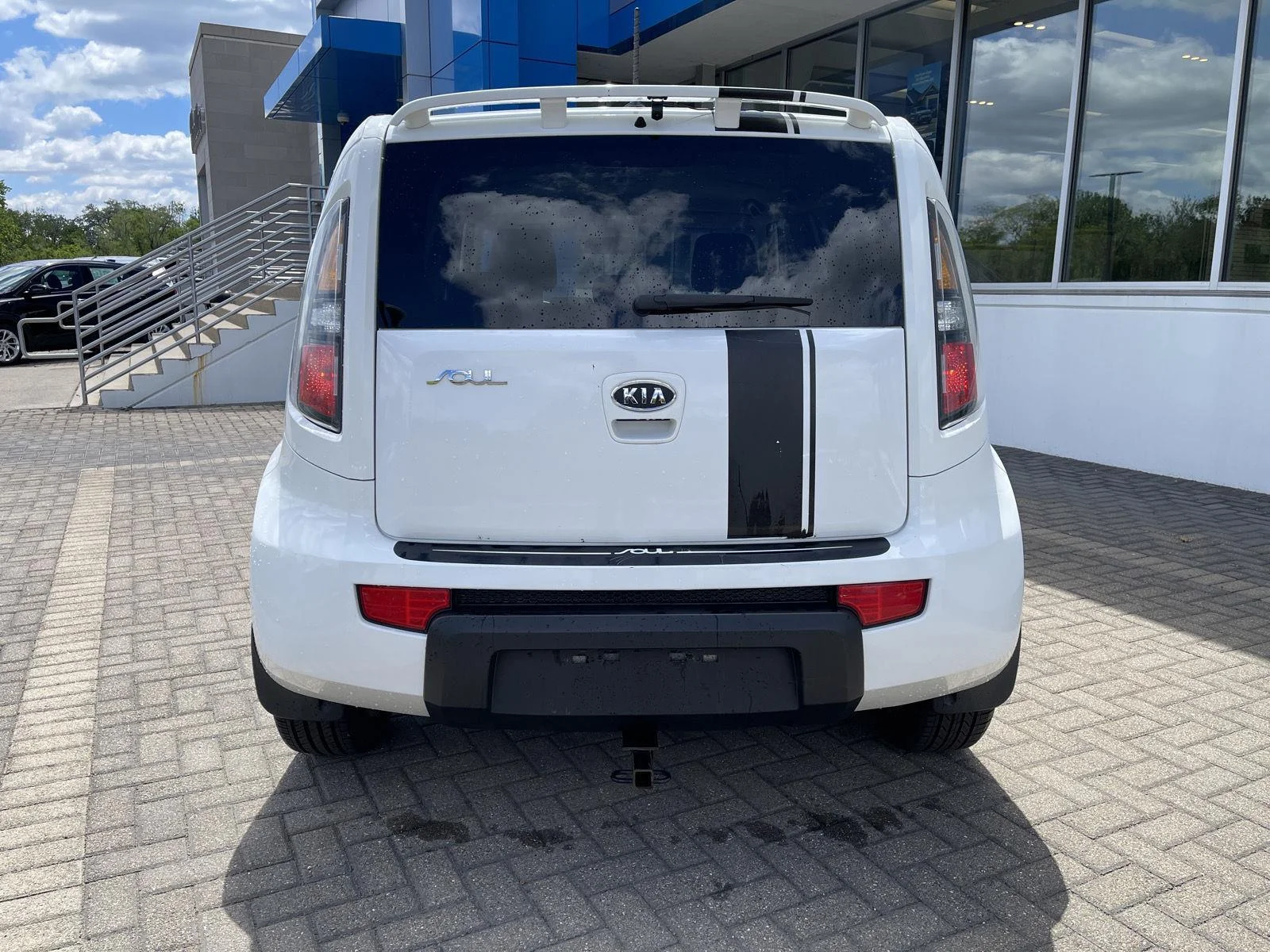 Used 2010 Clear White Kia + image 4