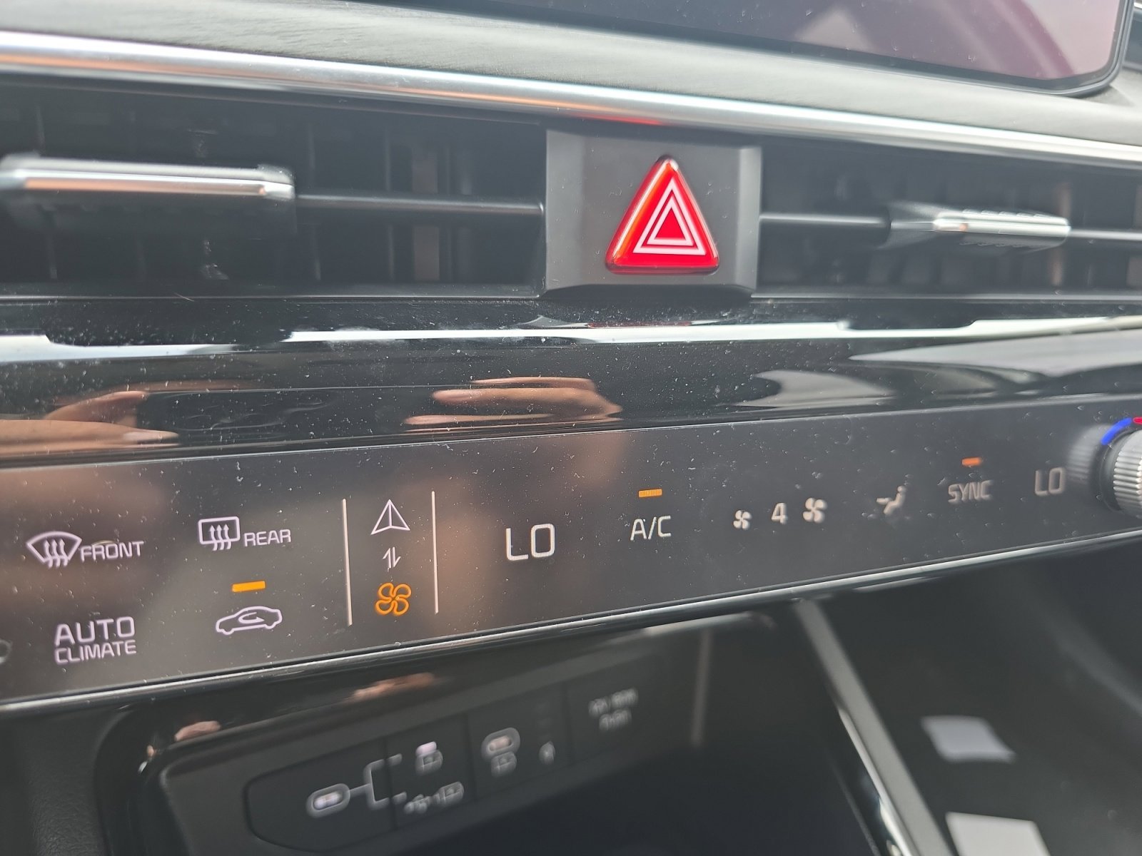 Certified Used 2025 Snow White Pearl Kia EX image 16