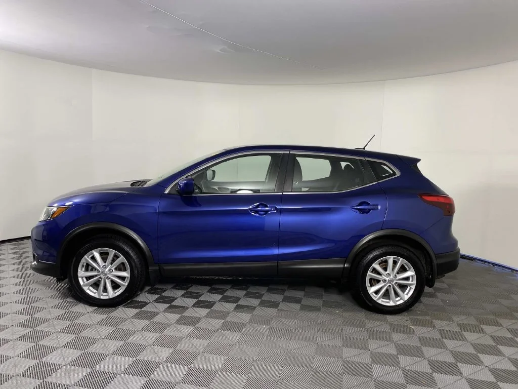 Used 2018 Caspian Blue Nissan S image 5