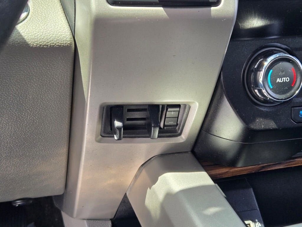 Used 2019 Magnetic Ford Lariat image 31