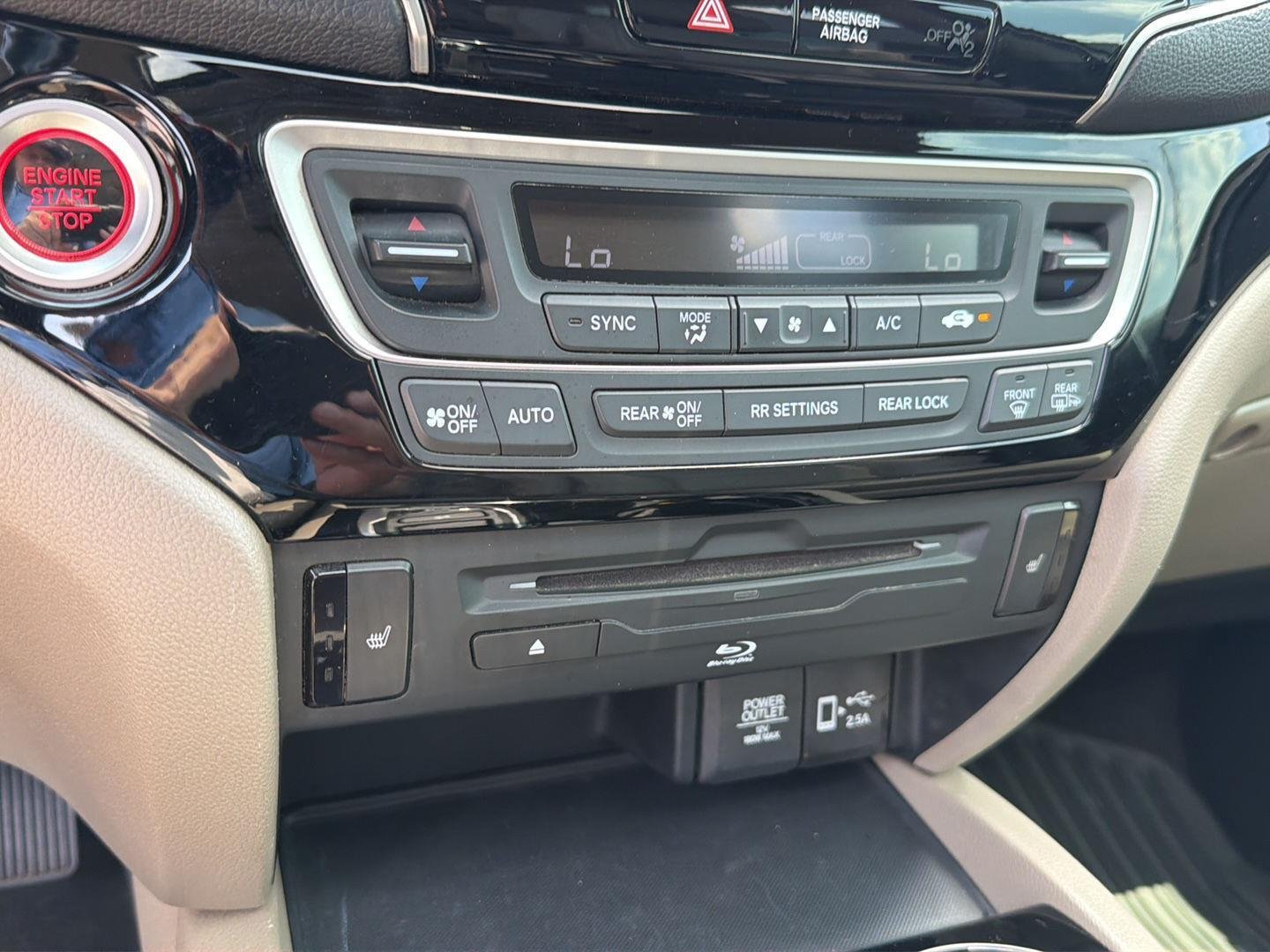 Used 2019 White Diamond Pearl Honda Touring w/Rear Captain