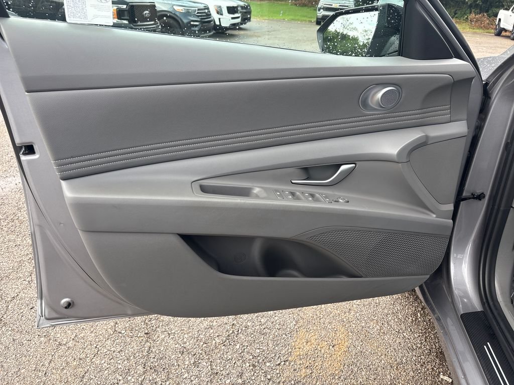 Used 2025 Silver Hyundai SEL Sport image 12