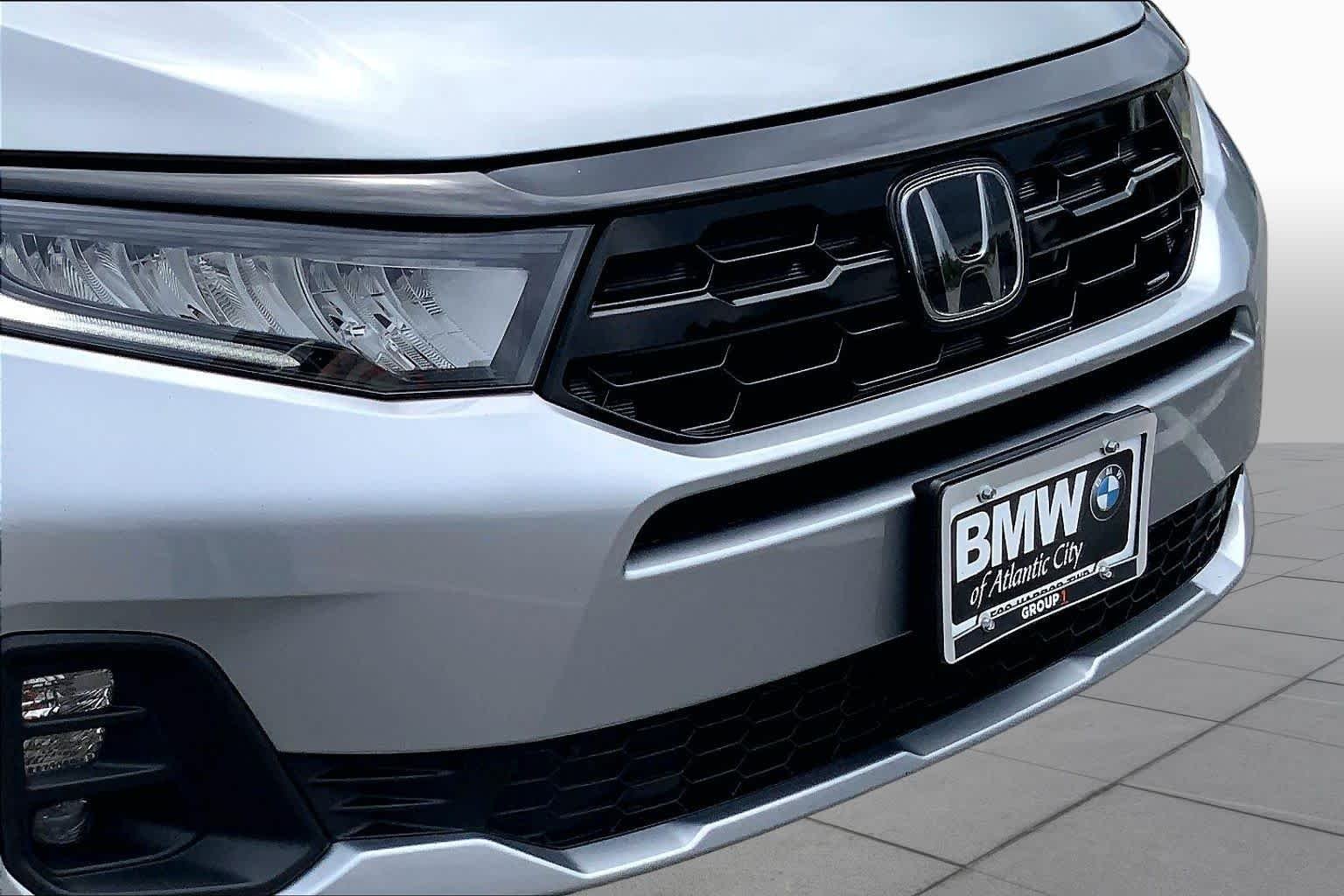 Used 2025 Solar Silver Metallic Honda Touring image 31
