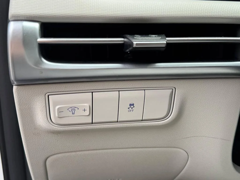 Used 2025 White Hyundai SE image 18