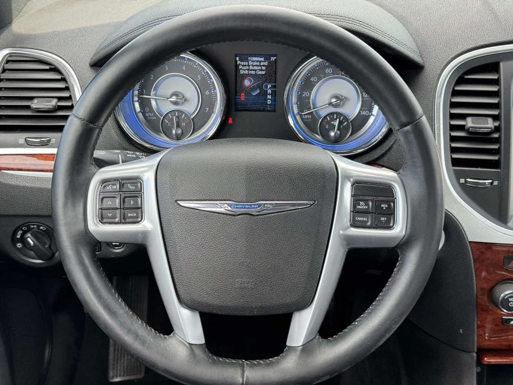 2013 Chrysler 300 Base - Photo 18
