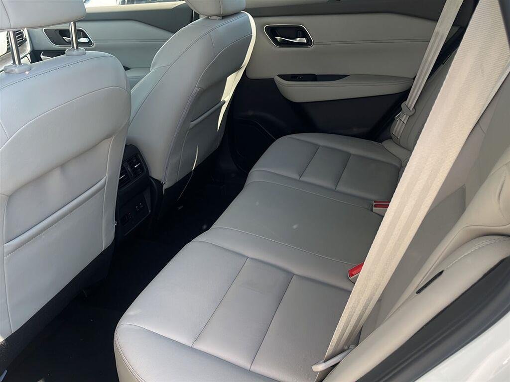 Used 2021 Pearl White Tricoat/Super Black Nissan SL image 14