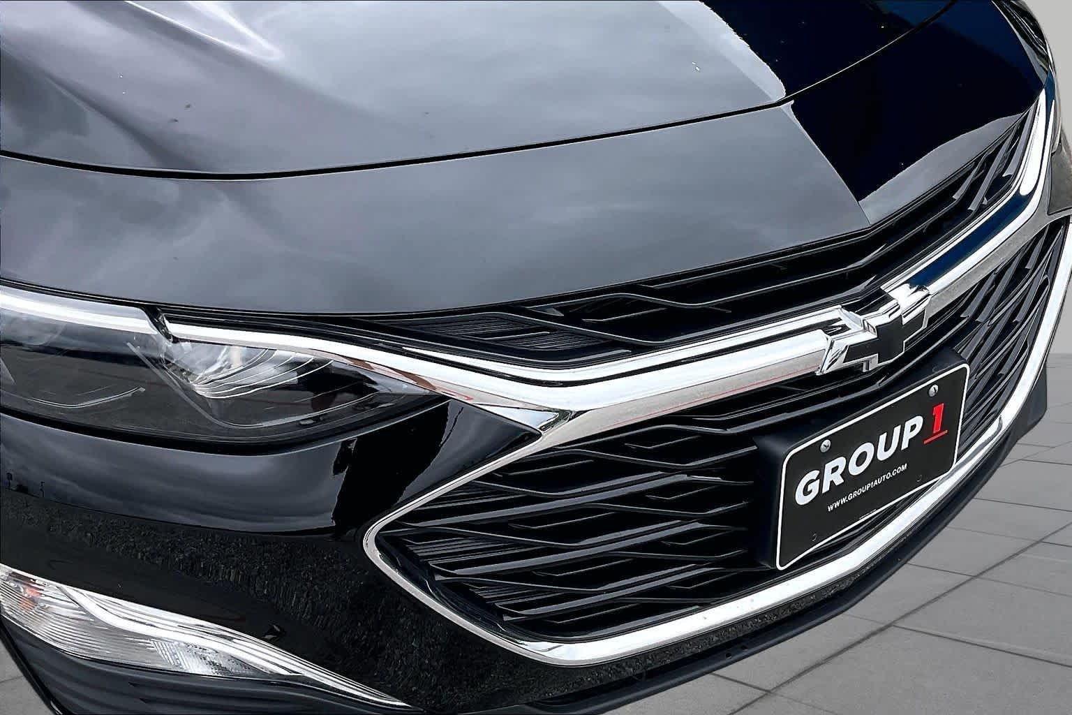Used 2025 Mosaic Black Metallic Chevrolet RS image 31