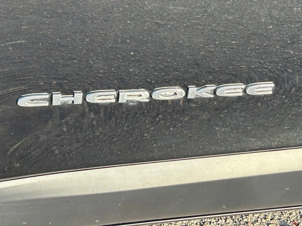 Used 2015 Brilliant Black Crystal Pearlcoat Jeep Latitude image 16
