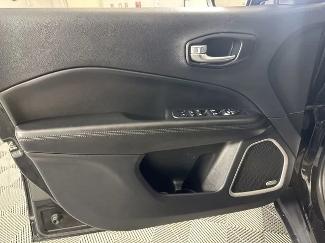 Used 2021 Black Jeep Altitude image 23