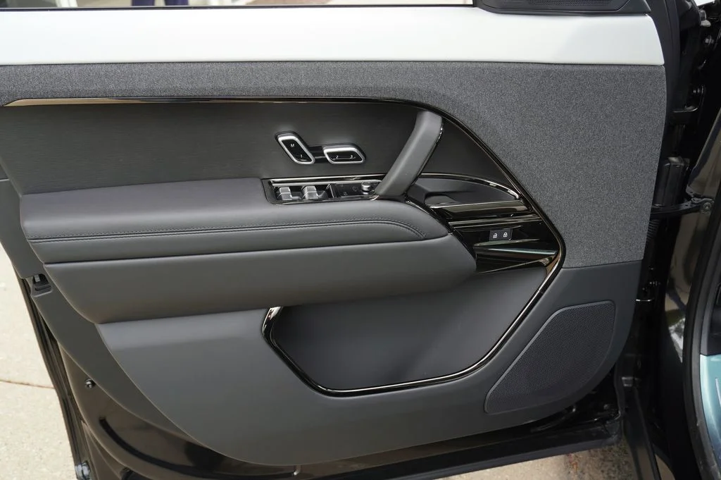 New 2026 Santorini Black Land Rover Dynamic SE image 11