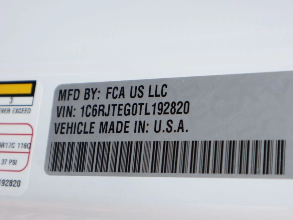New 2026 Bright White Clear-Coat Exterior Paint Jeep Mojave image 40