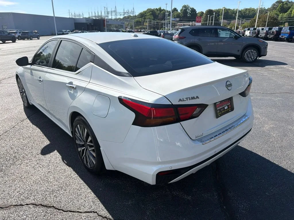 Used 2023 White Nissan 2.5 SV image 6