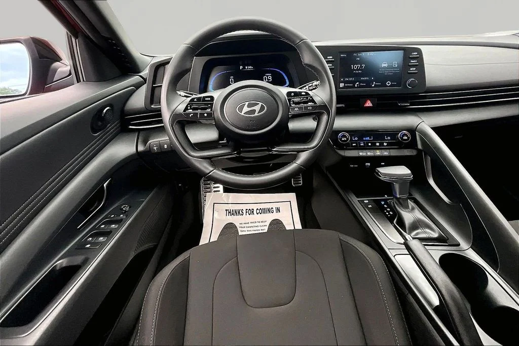 Used 2025 Red Hyundai SEL Sport image 5