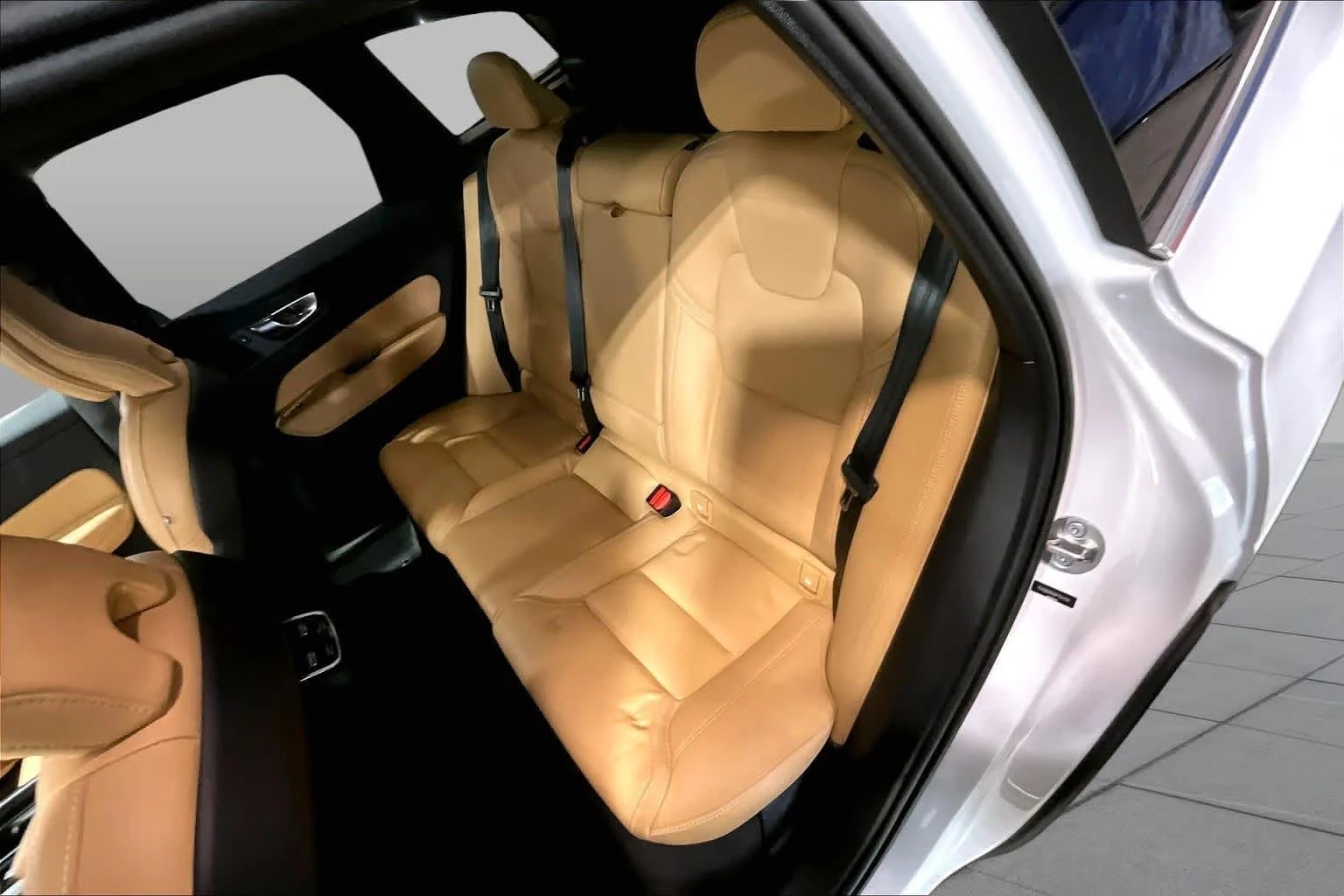 Used 2023 Crystal White Metallic Volvo Ultimate Bright Theme image 21