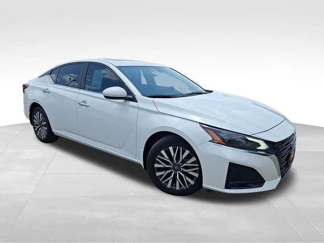 Used 2024 White Nissan 2.5 SV image 1