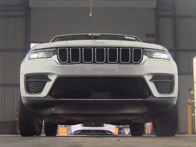 Used 2023 Silver Jeep Laredo image 7