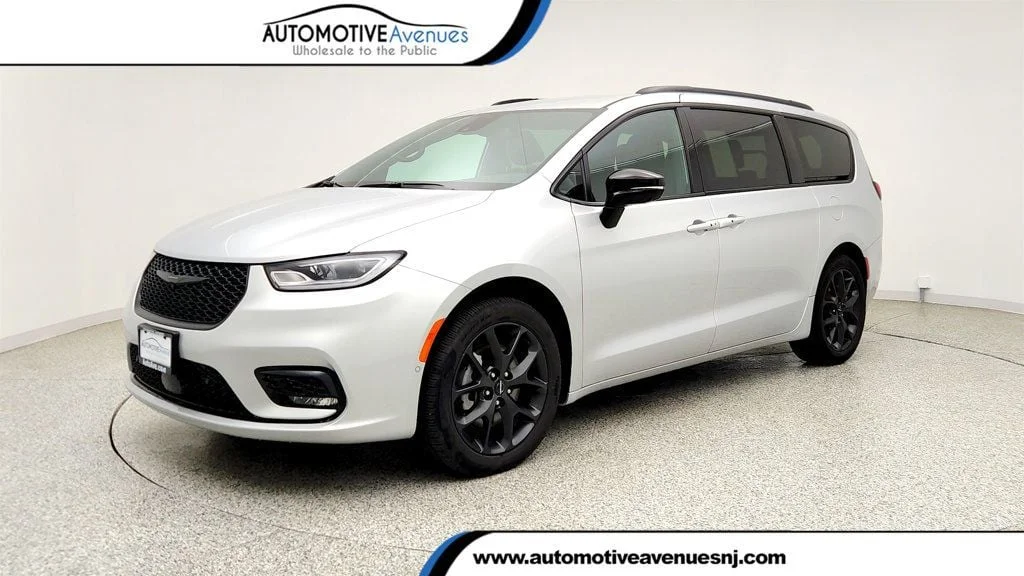2024 Chrysler Pacifica Touring L AWD's photo