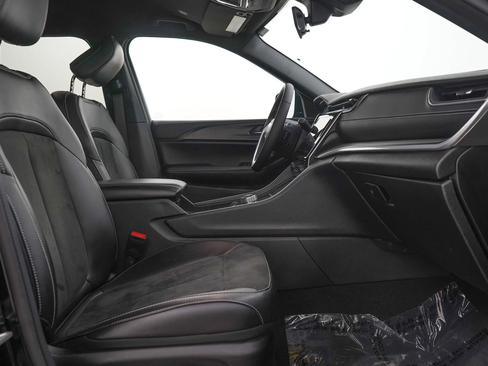 Used 2025 Diamond Black Crystal Pearlcoat Jeep Altitude image 11