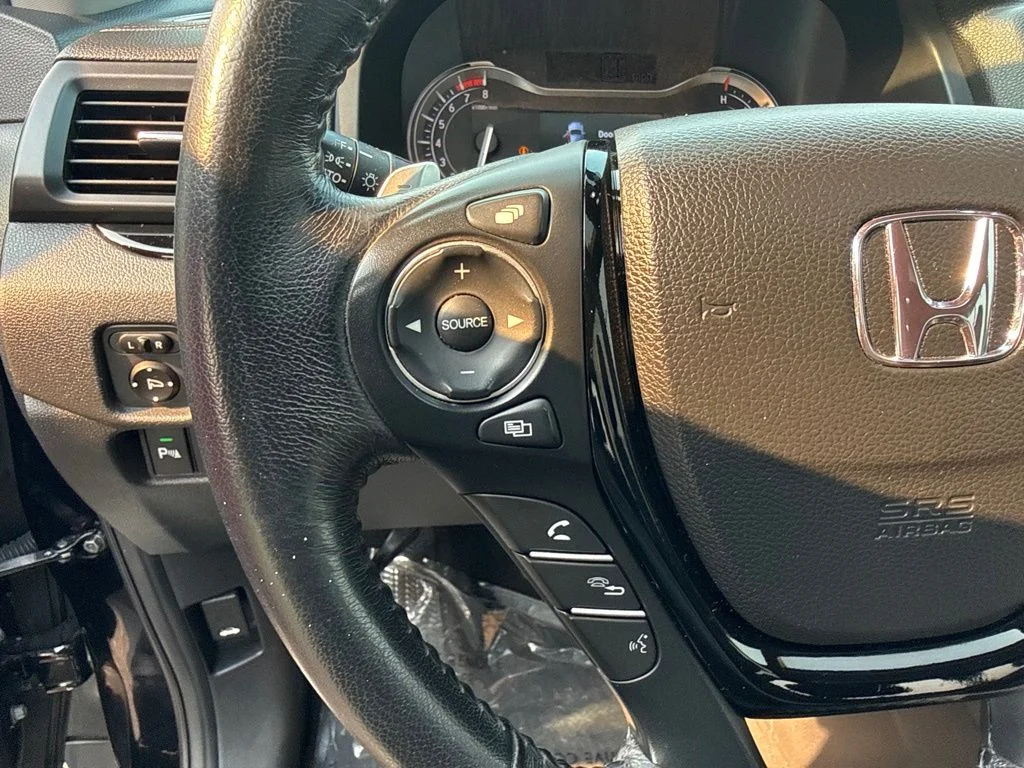 Used 2017 Crystal Black Pearl Honda Touring image 11