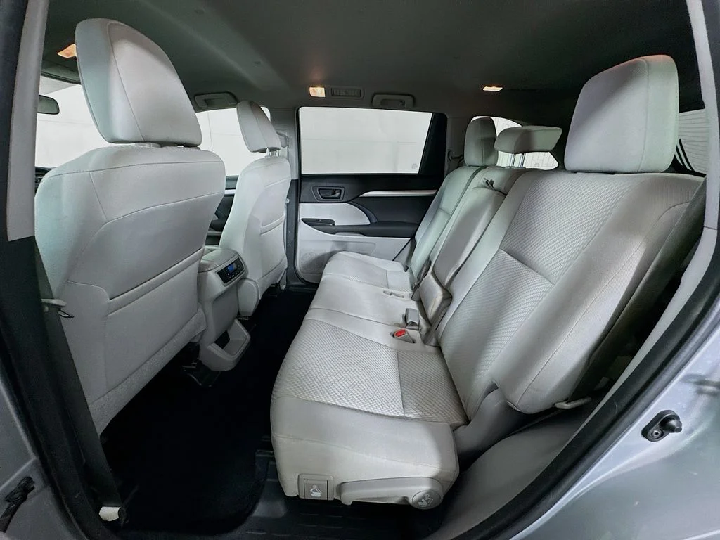 Used 2015 Silver Toyota LE image 27