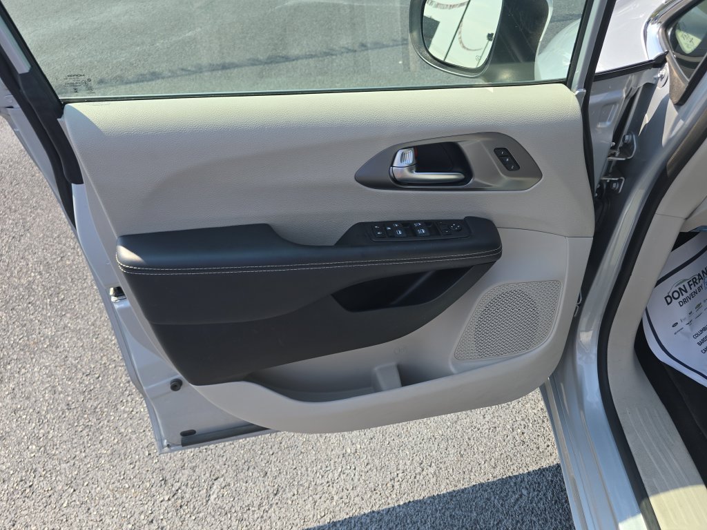 Used 2023 Silver Chrysler Touring L image 12